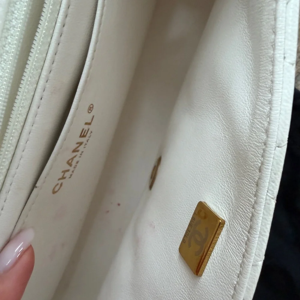 CHANEL Quilted White Shoulder Bag with Gold Hardware - Picture 10 of 16